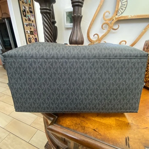 Emilia Large Logo Tote in black MK logo. Excellent condition - Picture 2 of 7